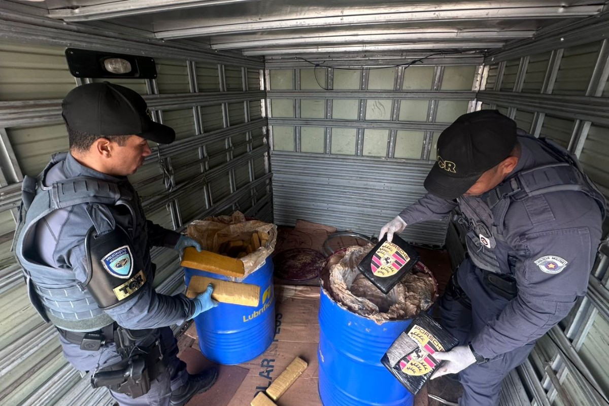 Polícia encontra 195 kg de maconha e skunk com logotipo de montadora de luxo em caminhão no interior de SP