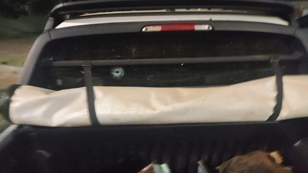 Marca do disparo no veículo da vítima, atingida na cabeça em tentativa de assalto. — Foto: Jardim MS News