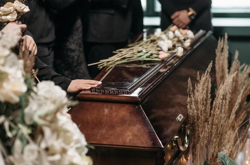 Funerária é condenada por parar enterro e serrar caixão para ajustá-lo 