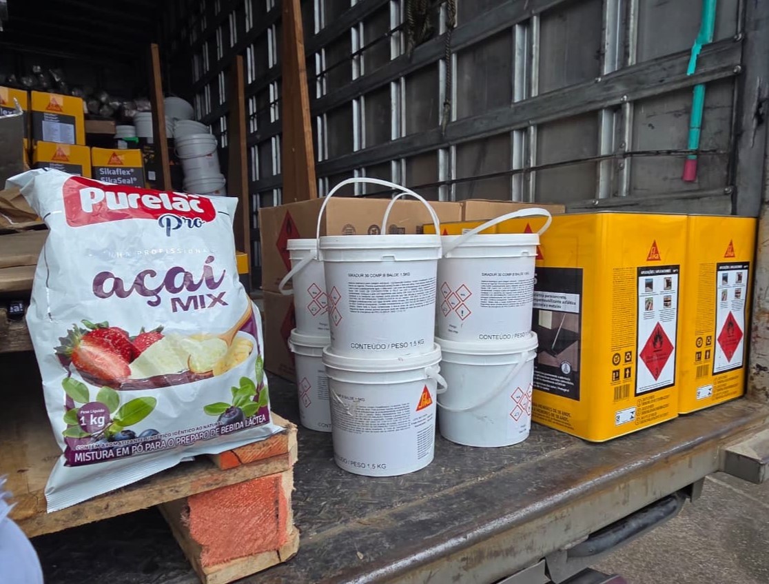 Caminhão é flagrado levando alimentos ao lado de substâncias corrosivas em SC e empresa é autuada