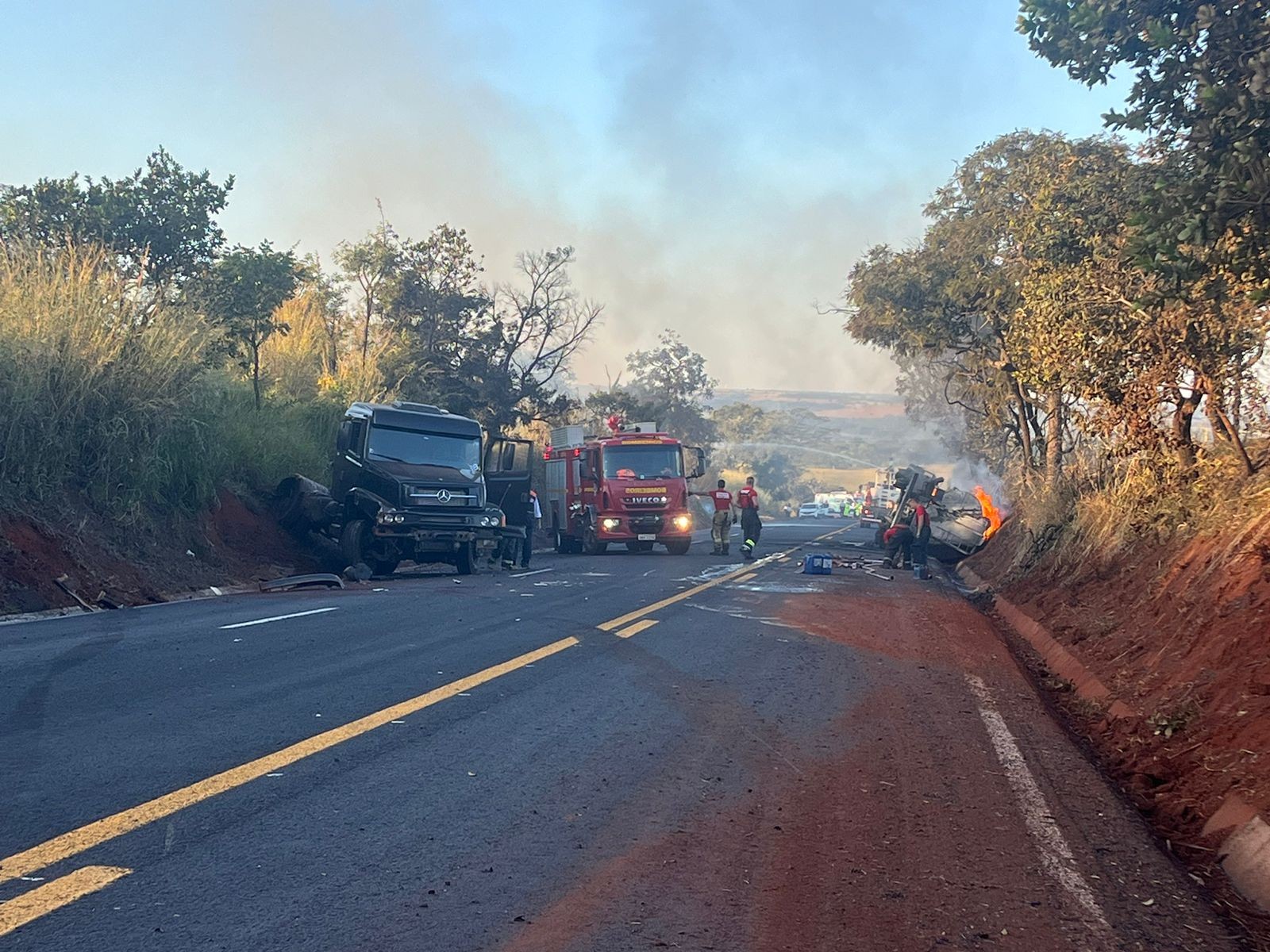 Carreta carregada com 30 mil litros de combustíveis pega fogo em acidente na BR-365 em Uberlândia