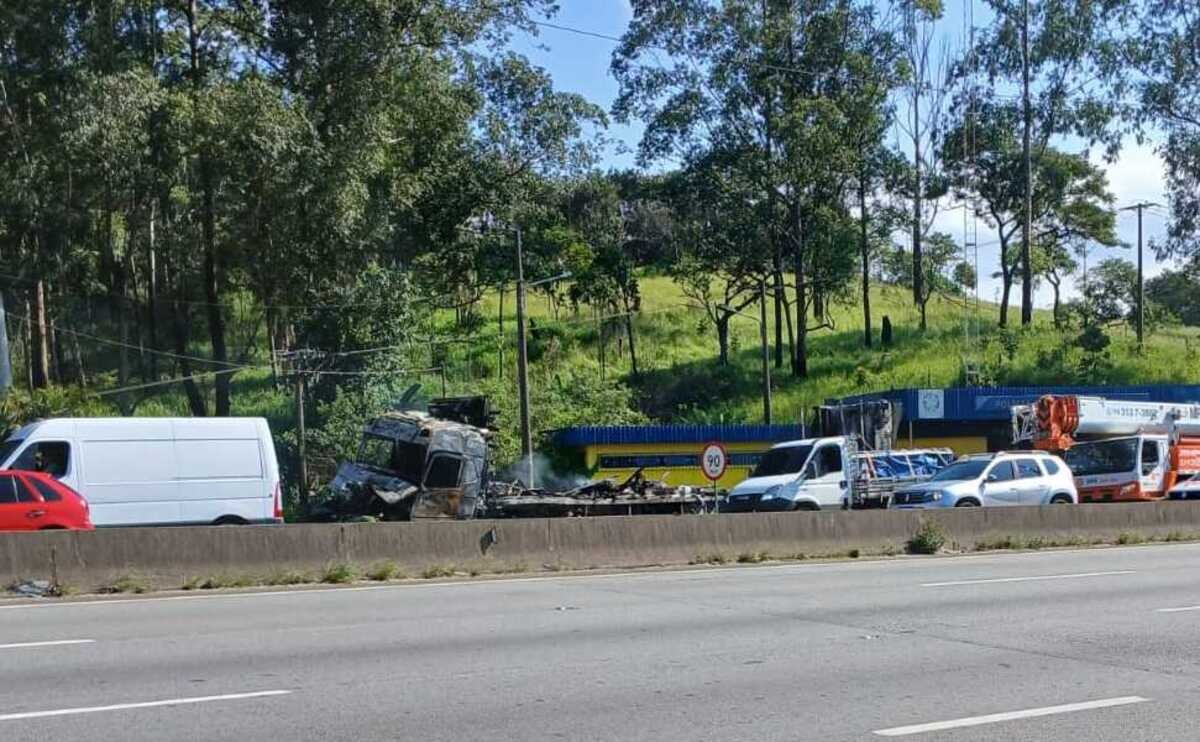 Carreta pega fogo e interdita pista expressa da Dutra em Arujá; há congestionamento