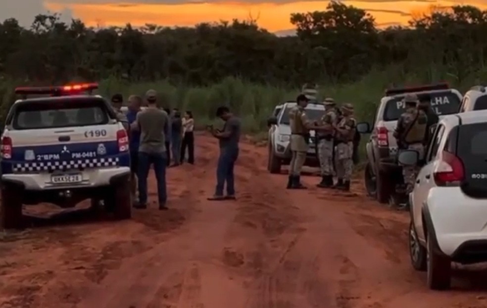 Dois jovens são motos na zona rural de Babaçulândia, região norte do Tocantins — Foto: Radar Tocantinense/Divulgação