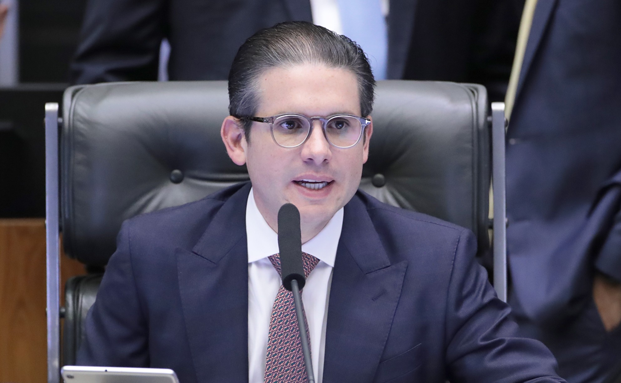 Hugo Motta tenta se firmar como 'linha dura', mas enfrenta críticas sobre articulação política