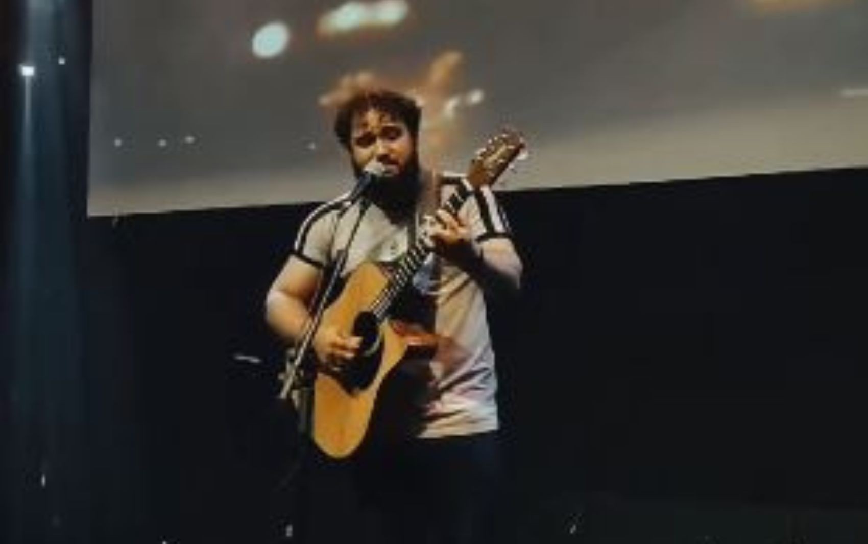 Cantor gospel morre após levar choque em loja 