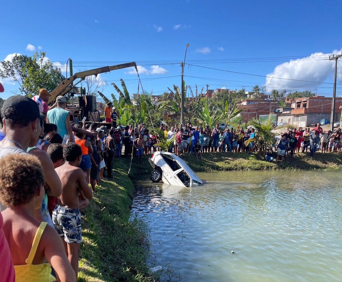 Polícia da Bahia investiga morte de homem encontrado dentro de carro em lagoa