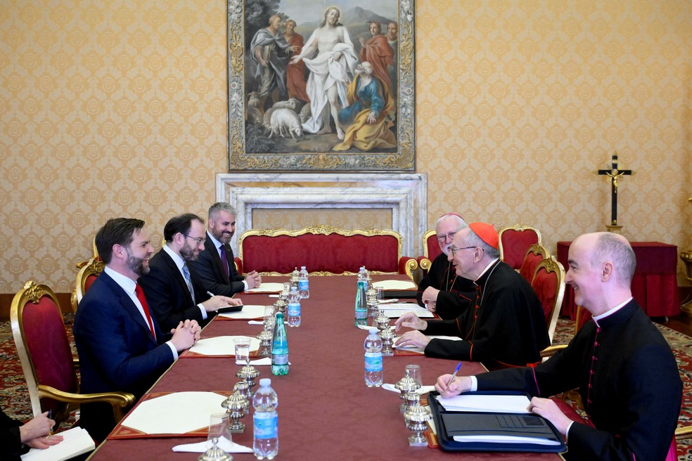 Pietro Parolin em reunio com o vice-presidente dos EUA, J.D. Vance, dois dias antes da morte do papa Francisco - Foto: Vatican Media/Francesco Sforza/Divulgao via REUTERS