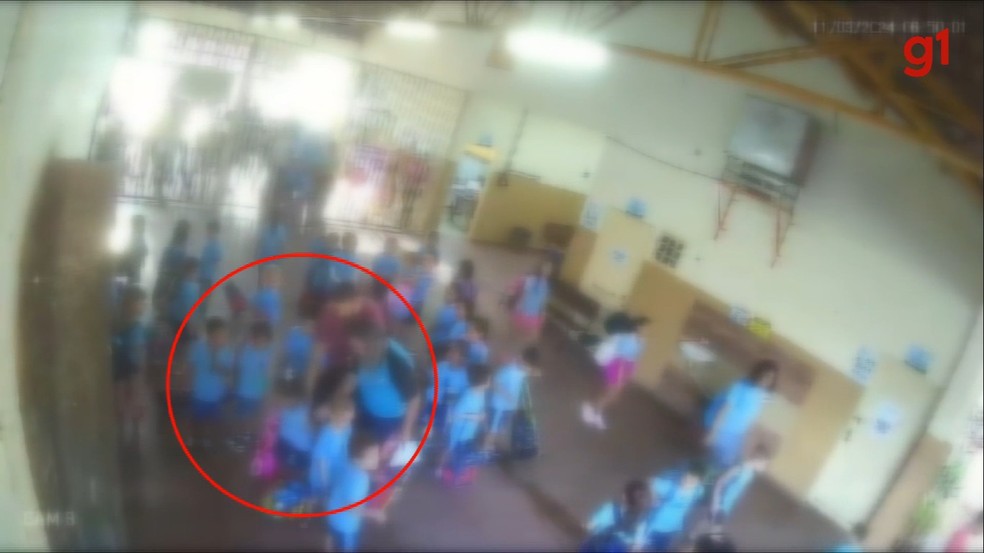 Pai de aluno empurrou criança de 4 anos em uma escola municipal de Campo Grande. — Foto: Reprodução