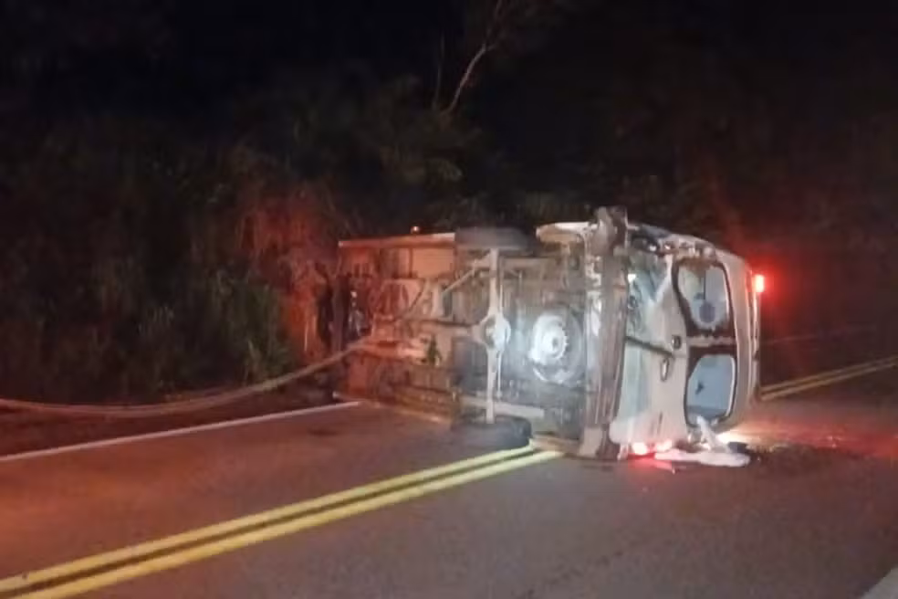 Ambulância envolvida no acidente ficou tombada às margens da BR-174 — Foto: PRF