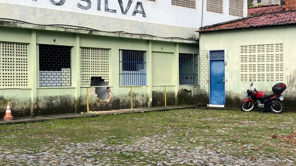 Motorista só parou quando o veículo bateu no prédio da Escola Municipal Hilberto Silva. — Foto: Bruno Cavalcante/ SVM