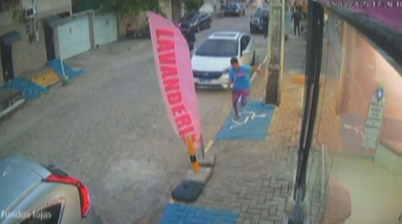 Homem foge de delegacia após ser preso por tráfico de drogas e passar mal; VÍDEO