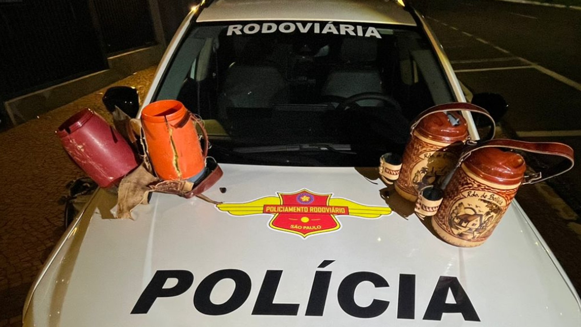 Passageiros de ônibus são presos com cocaína em garrafas de tereré e LSD avaliados em R$ 300 mil