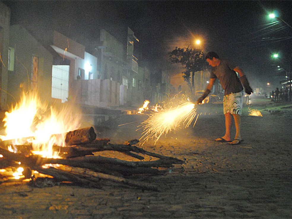 VÍDEO: Fagulhas de fogos de artifício durante jogo do Brasil podem