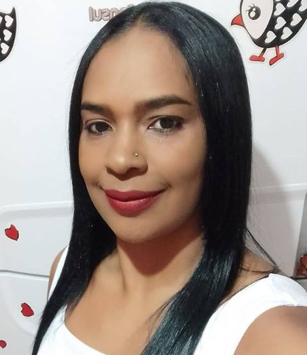 Jucileide Oliveira Santos Leite era mãe da adolescente de 17 anos e morreu em acidente entre Itobi e Vargem Grande do Sul — Foto: Reprodução/Facebook