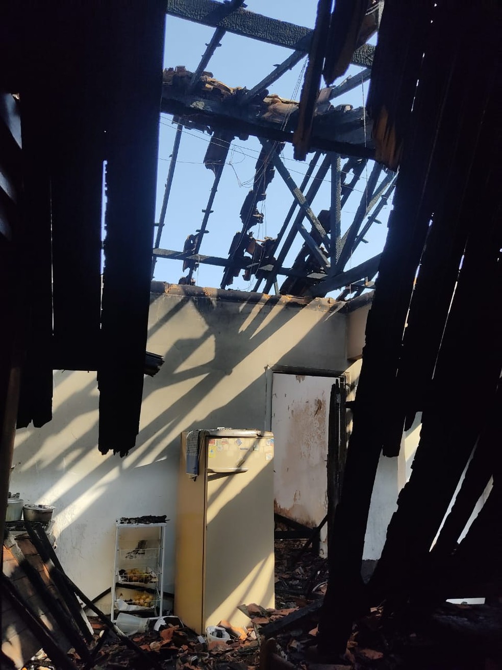 Mulher é presa após ameaçar pai de morte com faca e atear fogo na casa da vítima, em Junqueirópolis (SP) — Foto: Polícia Militar