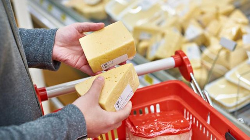 Importação recorde derrubou valor do leite, mas preços do queijo e da manteiga não caíram em igual proporção — Foto: Getty Images