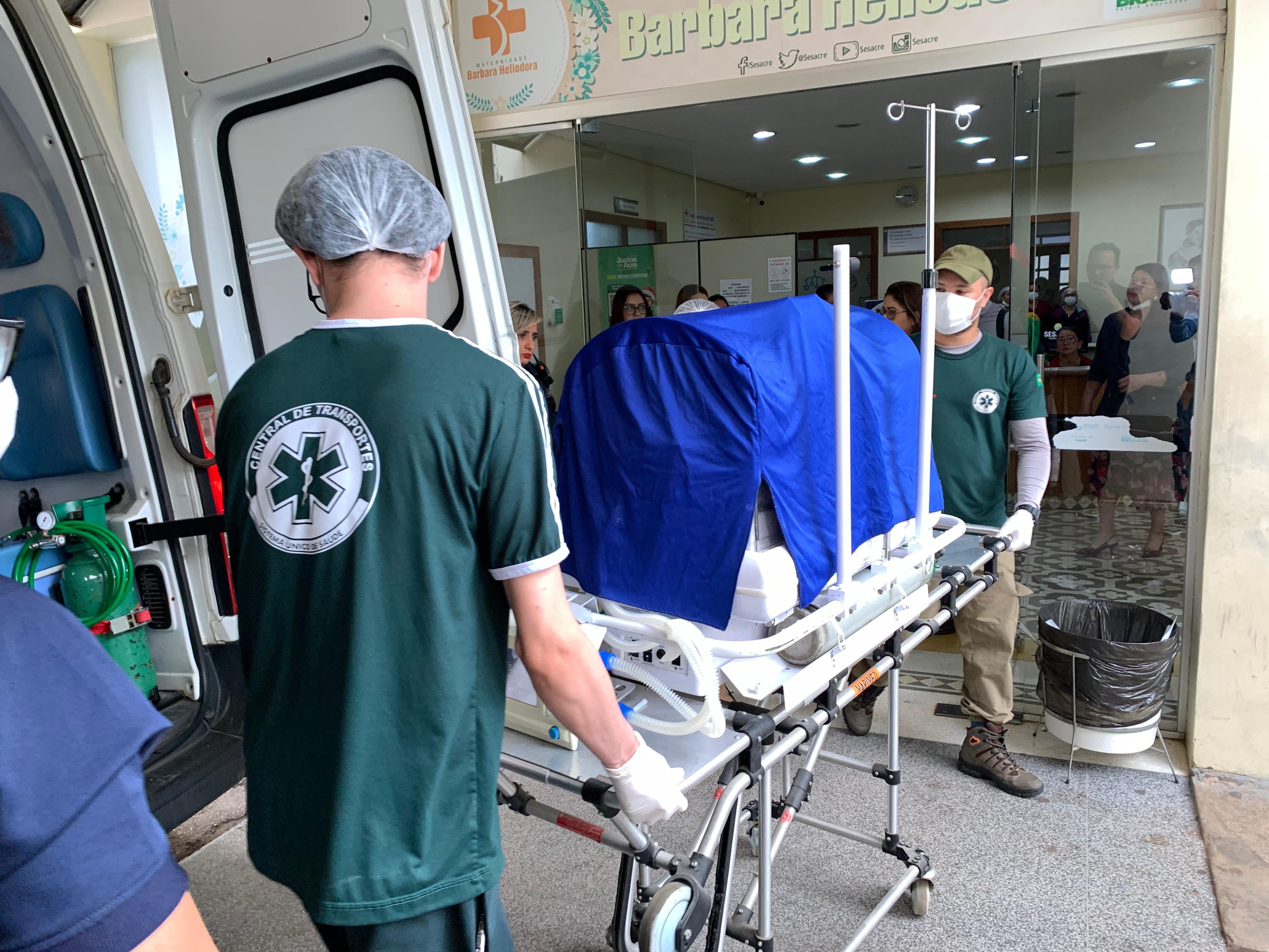 Recém-nascida internada na UTI após banho em maternidade do Acre é transferida para Minas Gerais