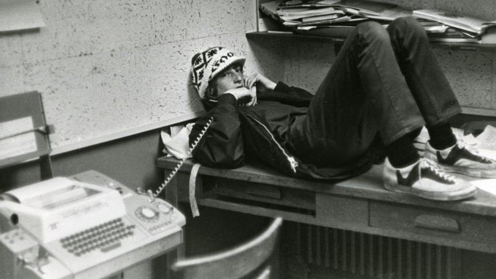 Bill, fotografado em 1973, diz que estava 'tentando parecer descolado' na 'Sala de Teletipo' da Lakeside School, onde passava 'uma quantidade enorme de tempo' — Foto: Lakeside School