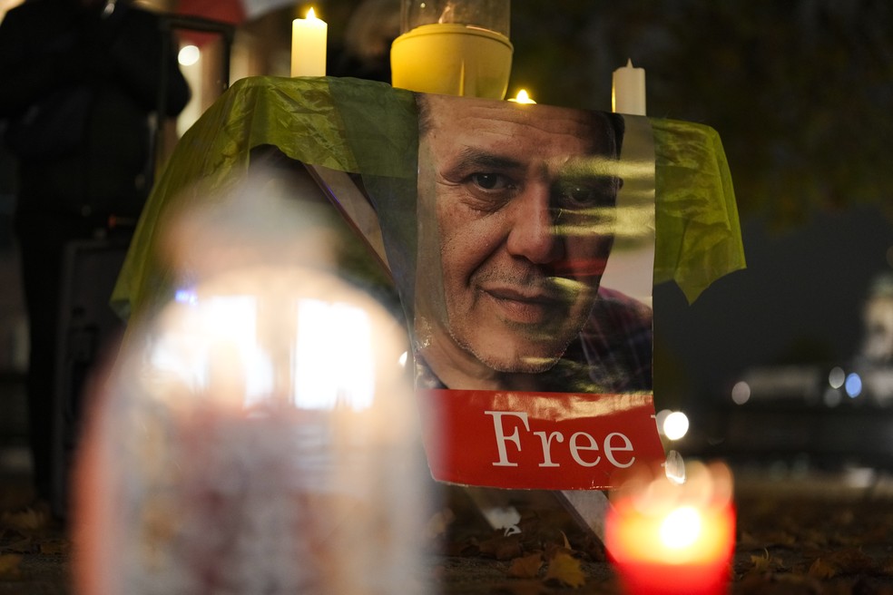 Homenagens a Jamshid Sharmahd próximo ao Ministério das Relações Exteriores em Berlim em 28 de outubro de 2024, em protesto à sua execução do iraniano-alemão no Irã. — Foto: AP Photo/Markus Schreiber