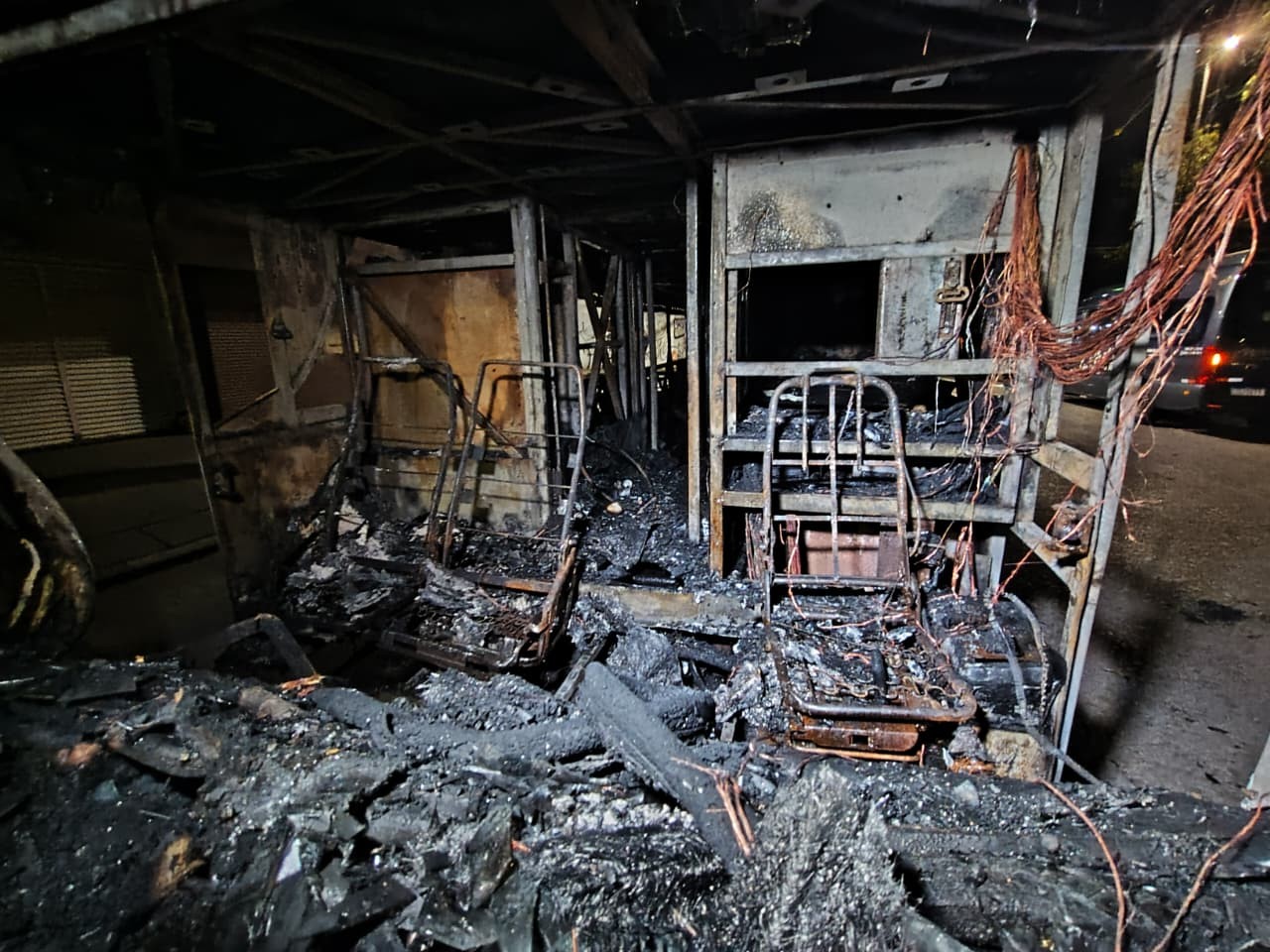 Veja como ficou ônibus de turismo destruído por incêndio após acidente com mais de 50 estudantes em Porto Alegre