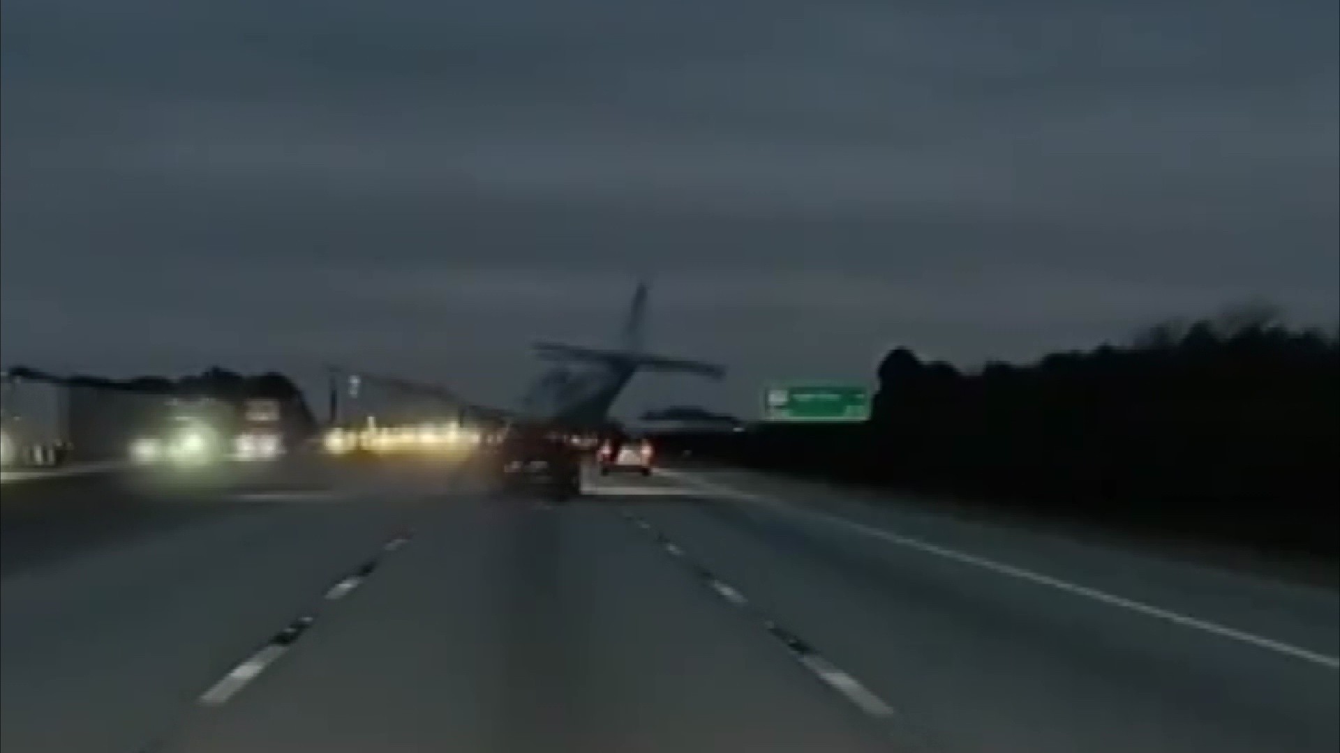 Pastor brasileiro diz que escapou por pouco de avião que aterrissou em cima de carro em rodovia nos EUA: 'Grande livramento'