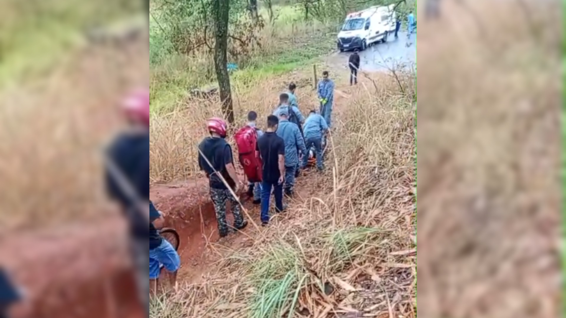 Ciclista é resgatada por bombeiros com sistema de cordas após cair em barranco de 20 metros em Cafelândia
