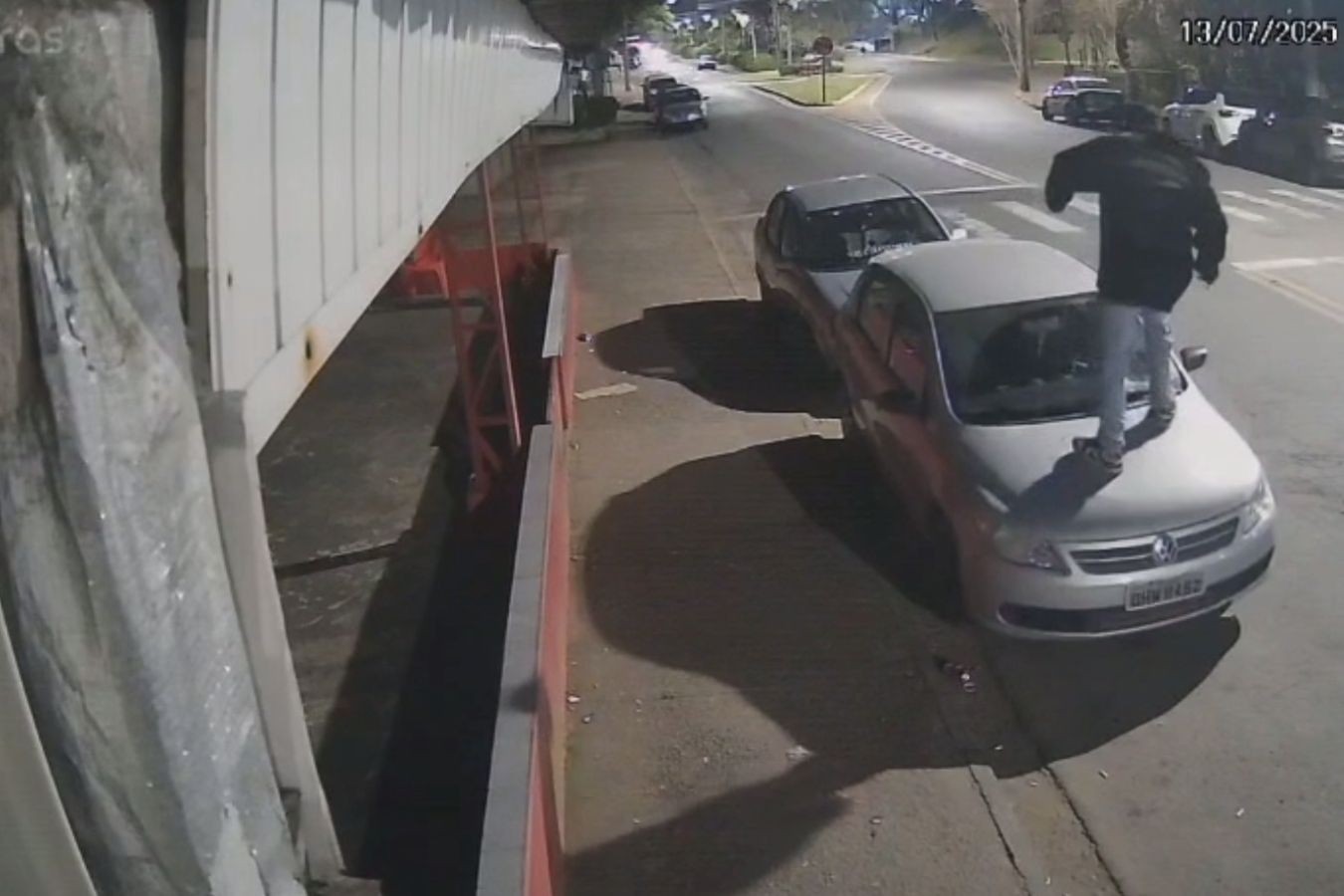 Homem vandaliza carros em Socorro