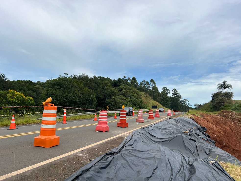 1 de 2
Deslizamento de terra interditou uma pista na Rodovia Pedro Bosco (SPA-007/209), em Pardinho (SP) &mdash; Foto: Adriano Baracho/TV TEM
