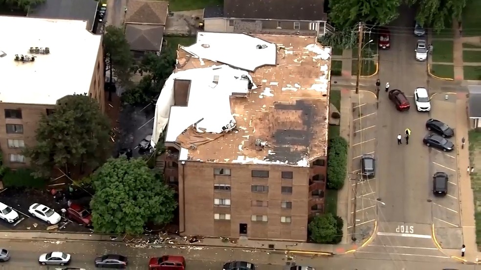 Edifício em Stickney, Illinois, após seu telhado ser danificado pelas fortes tempestades que atingiram a área de Chicago na quarta-feira, 10 de junho de 2026. — Foto: AP Photo/Courtesy WMAQ-TV in Chicago