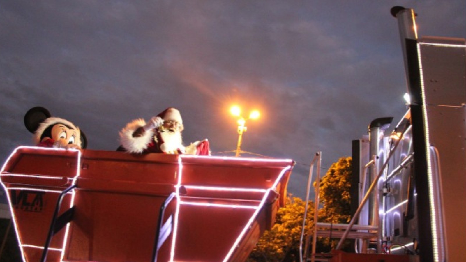 Carreata de Natal ACIL encanta Limeira e leva luz e emoção às ruas da cidade