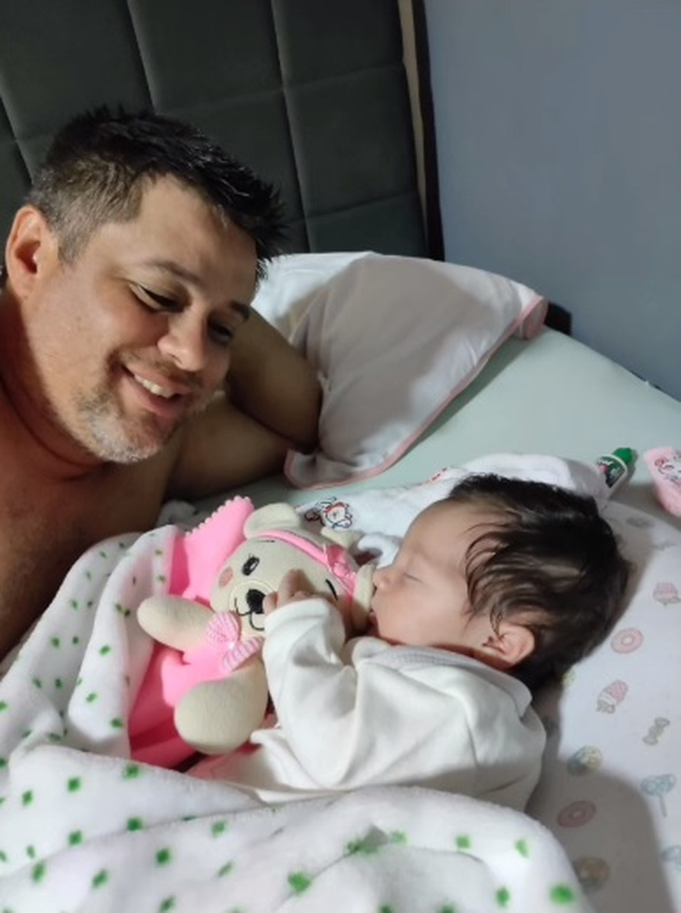 Pai da Valentina celebra saúde da filha e guarda dentinho de recordação, em Assis (SP) — Foto: Instagram/Reprodução