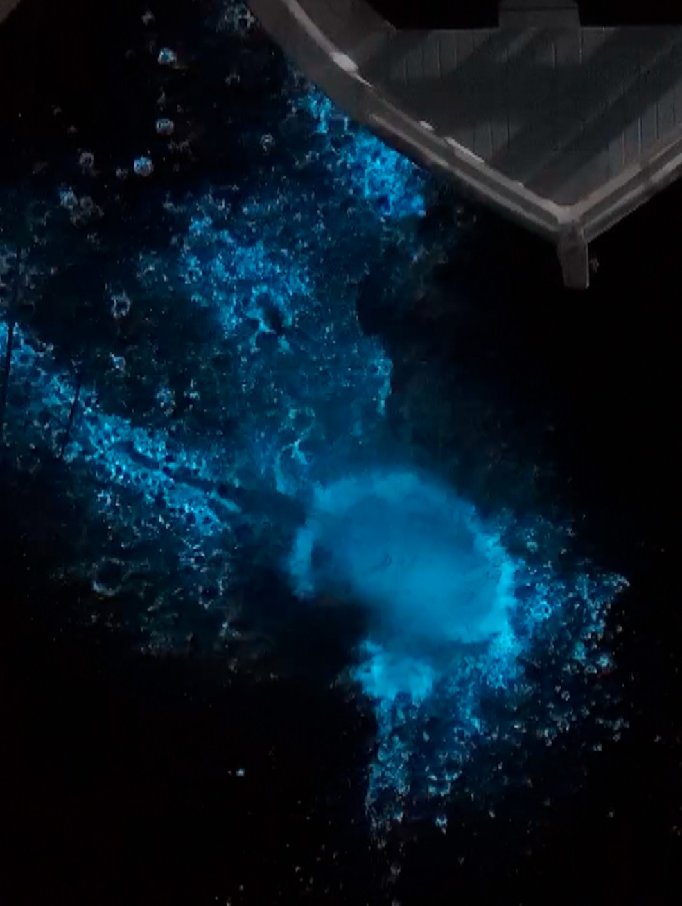 Efeito de bioluminescência é registrado em Arraial do Cabo, na Região dos Lagos — Foto: Drone Adventures de Arraial