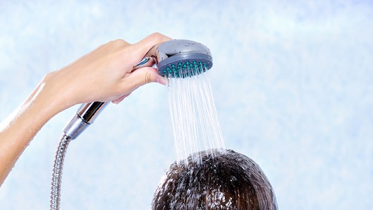 Lavar o cabelo todos os dias faz mal? Existe uma frequência 'ideal'? Veja o que dizem especialistas