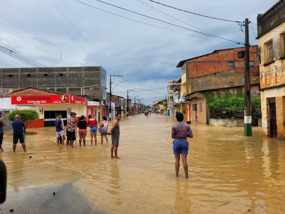 Rua em Itororó, no sul da Bahia, após as fortes chuvas — Foto: Redes sociais