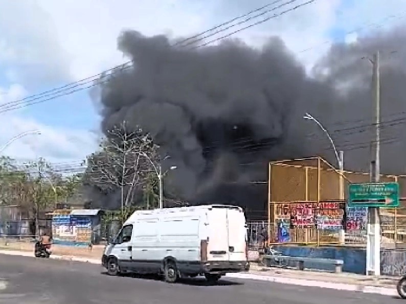 Incêndio destrói lanchas ancoradas em marina, na orla de Belém