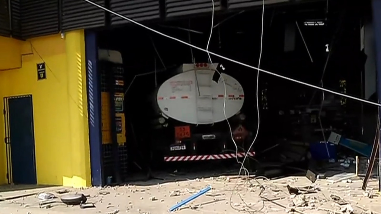 Caminhão com produto inflamável invade loja de ferragens em Fortaleza; motorista fica ferido