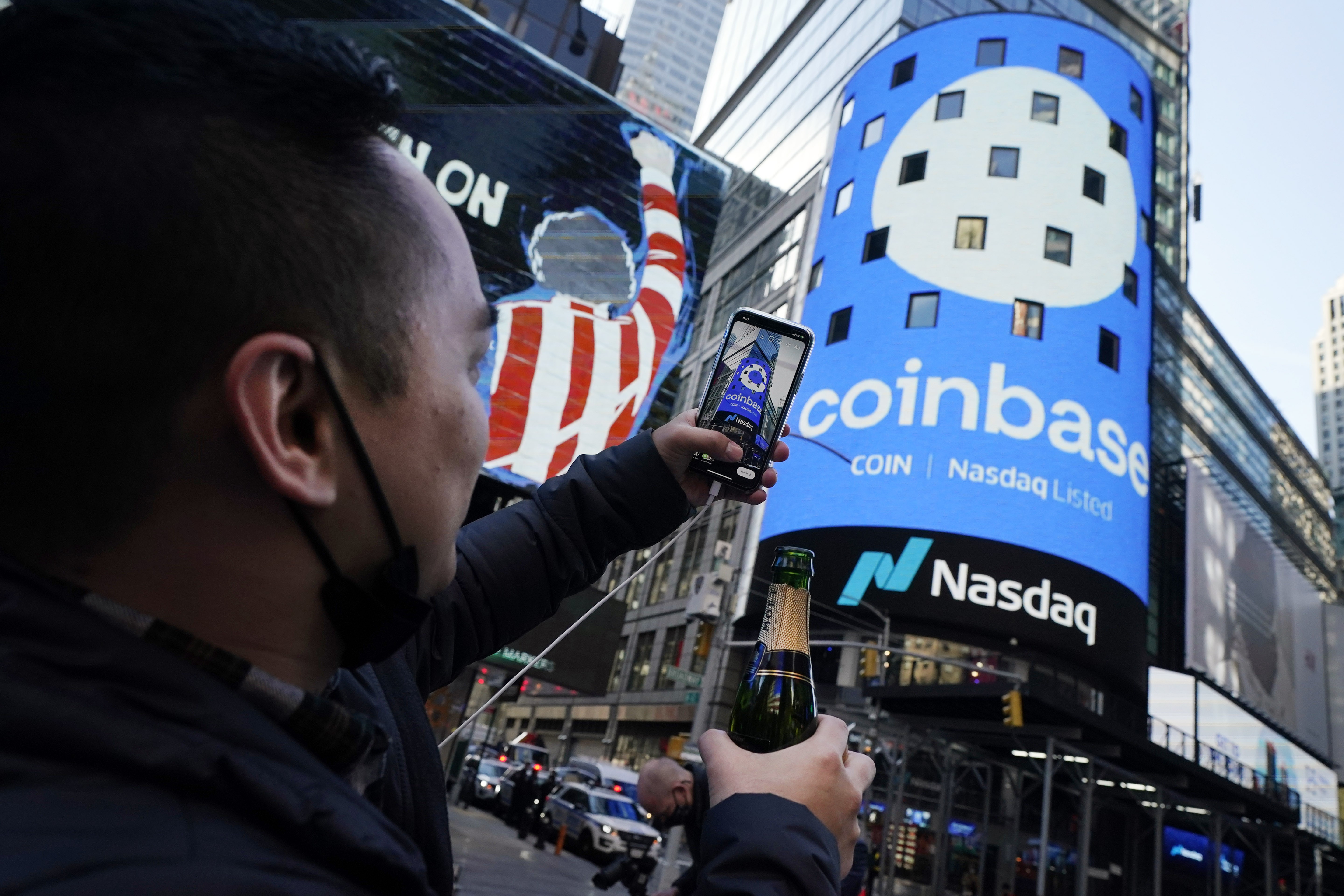 Coinbase corta 14% da equipe em plano para reduzir custos e focar em IA