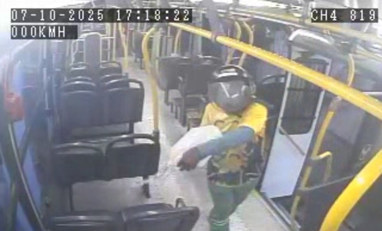 Homens tocam fogo em ônibus em terminal no Recife e deixam carta com denúncias de corrupção no Presídio de Igarassu