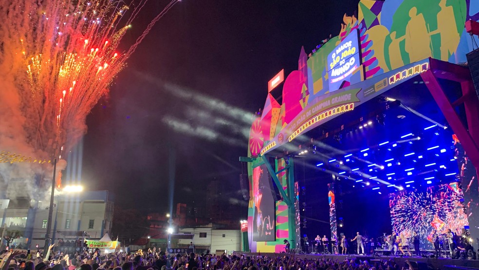 Queima de fogos durante o show de Elba Ramalho em celebra&ccedil;&atilde;o ao dia de S&atilde;o Jo&atilde;o, em Campina Grande &mdash; Foto: Erickson Nogueira/g1