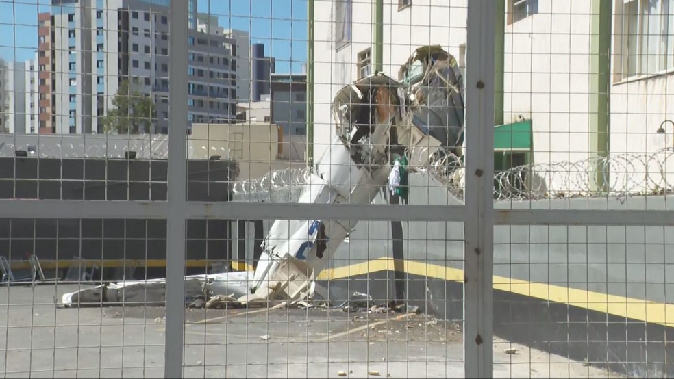 Avião monomotor que bateu em prédio de BH caído em estacionamento um dia depois do acidente, nesta terça-feira (5) — Foto: Reprodução/TV Globo