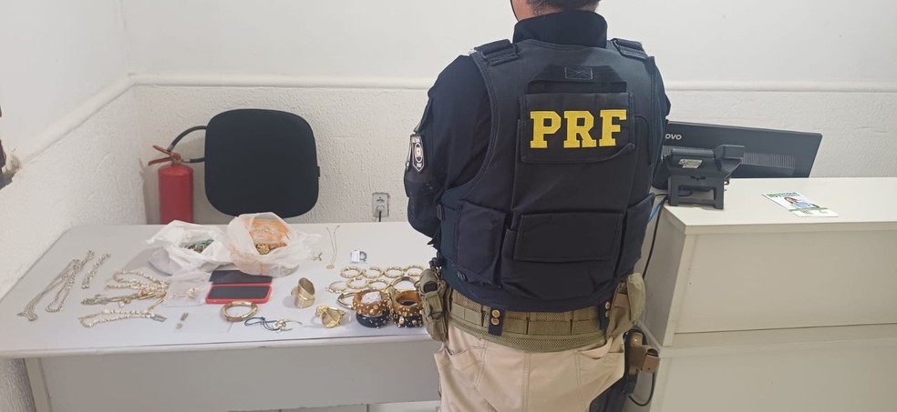RF apreende joias sem nota fiscal em táxi que seguia de Fortaleza para Mossoró — Foto: Divulgação/PRF