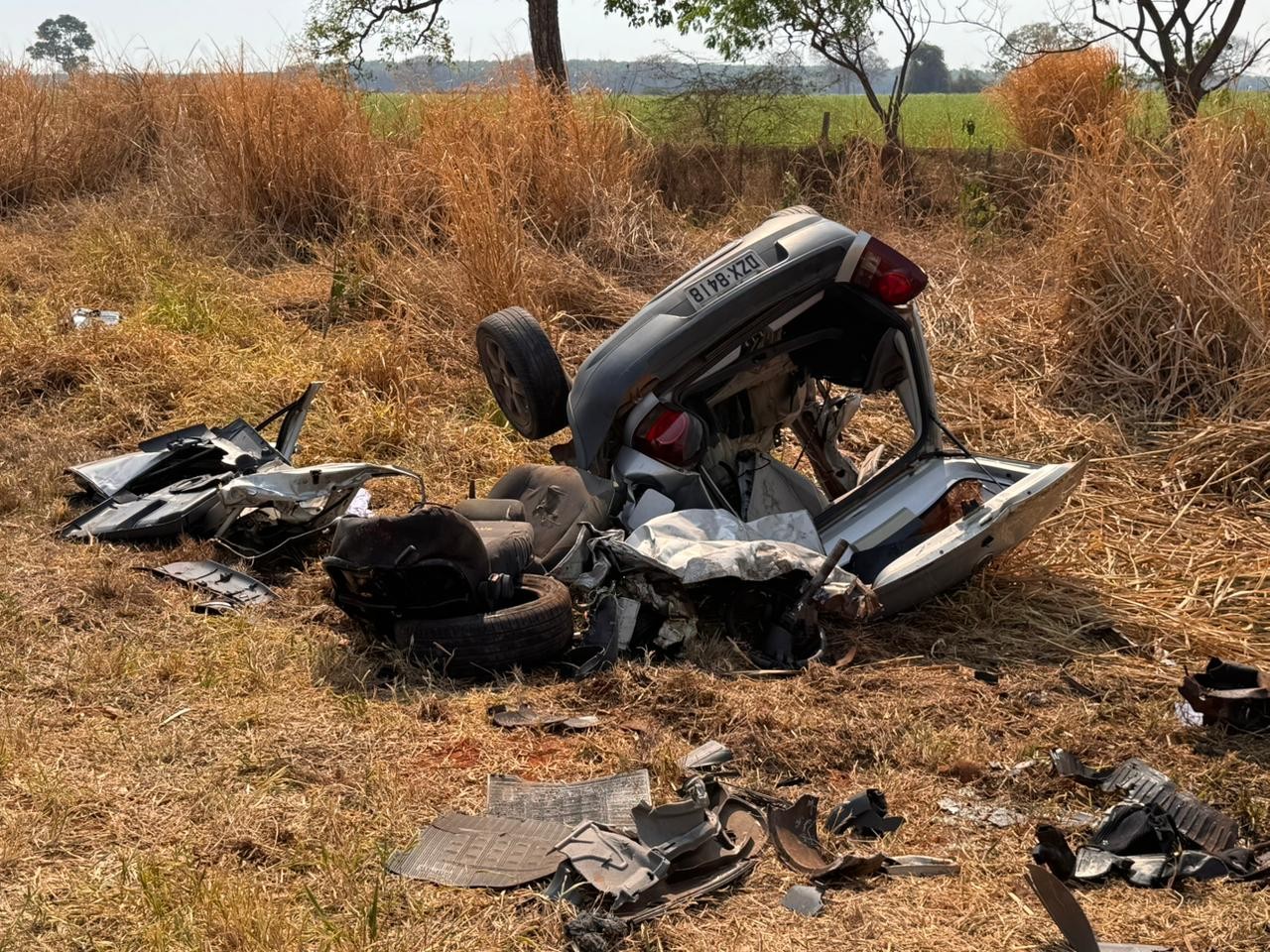 Casal morre ao bater o carro de frente contra van com estudantes em Buritama