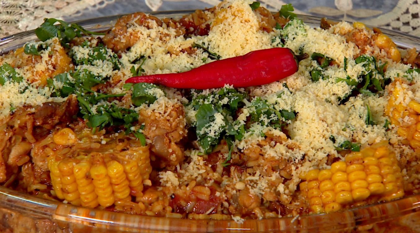 Hora do Rancho: Galinhada na panela de pressão; aprenda a fazer em minutos