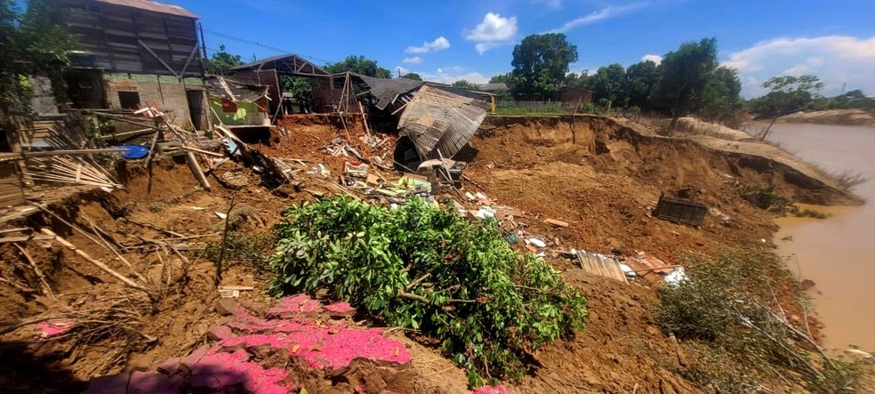 Casas desbarrancam após vazante do Rio Acre na capital; situação ocorreu nesta quinta-feira (14) — Foto: Ismael Melo/Rede Amazônica