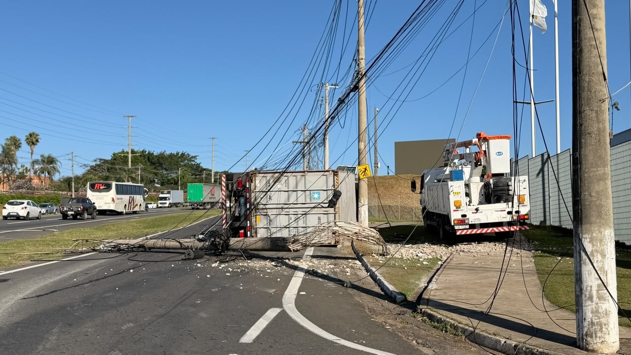 Carreta tomba após bater em poste na Rodovia Miguel Melhado, em Vinhedo