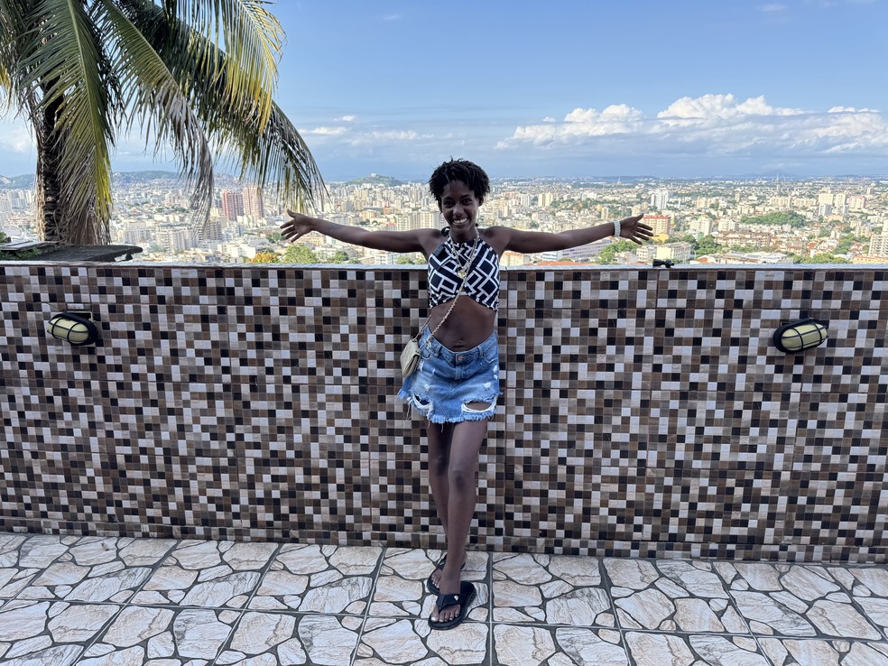 Patrícia Cruz na laje da sua casa no Complexo do Lins — Foto: Gustavo Wanderley/g1