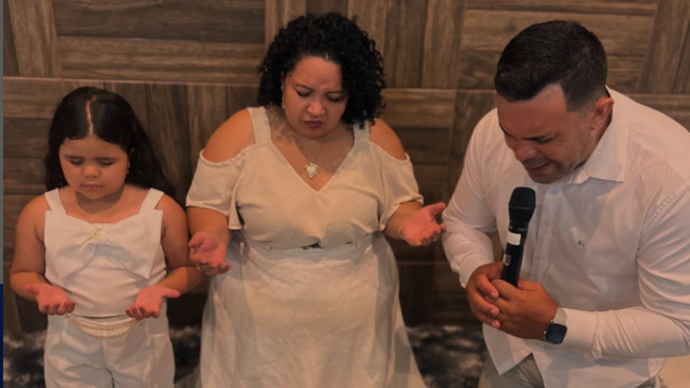 Família de Ester em oração em Votuporanga (SP); pai dela, Lucas Souza, é pastor — Foto: Reprodução/Instagram