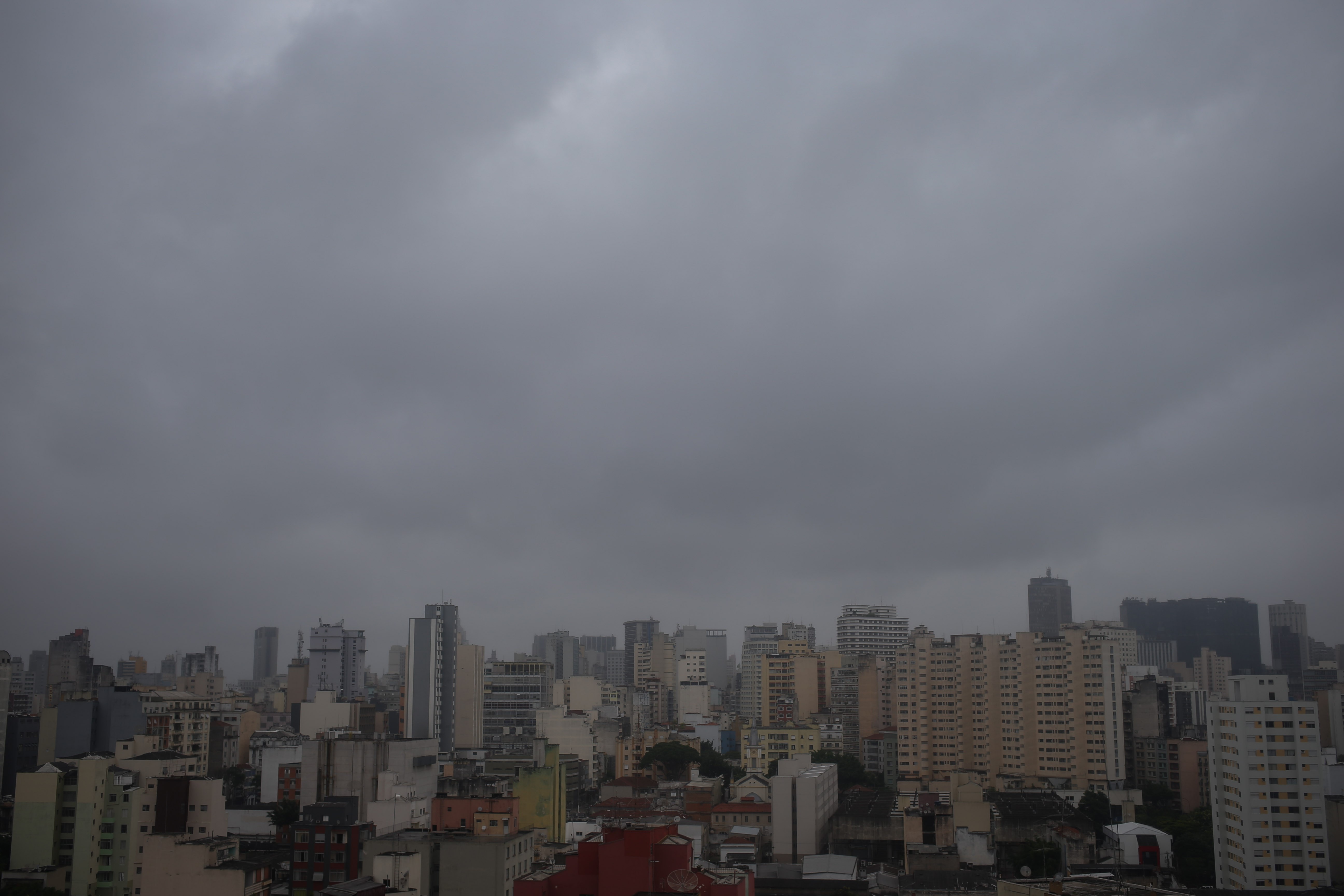 Nova frente fria traz risco de temporais e ventos fortes em São Paulo e parte do Centro-Oeste nesta segunda