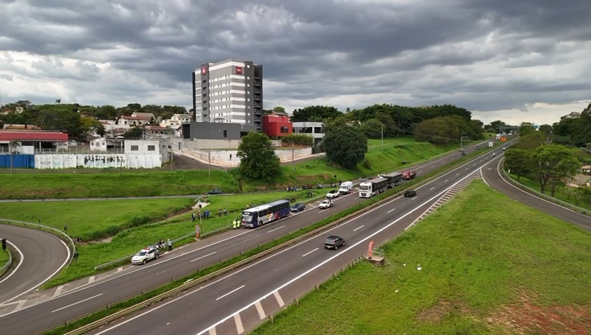 Ônibus, carreta e dois carros se envolvem em engavetamento na SP-300 em Botucatu