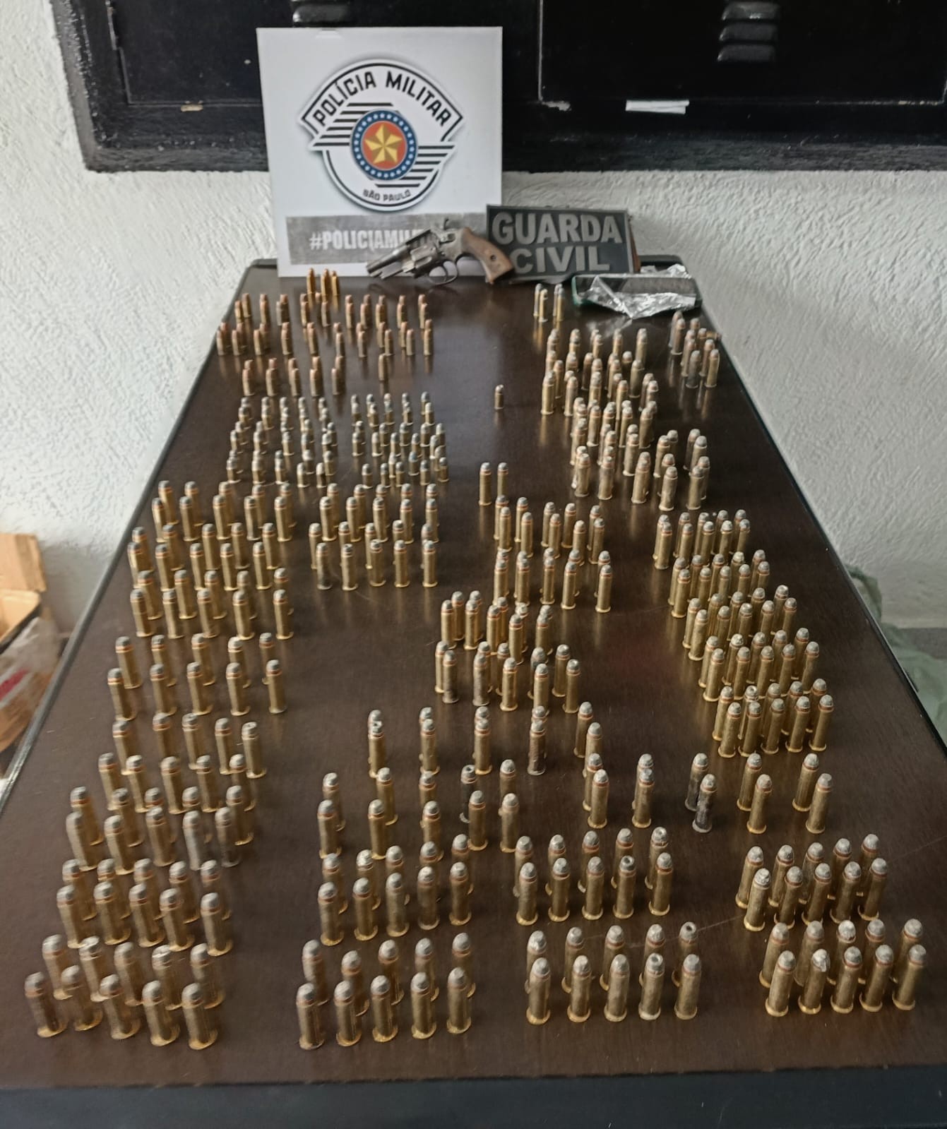 PM apreende 478 munições em casa utilizada como desmanche de motos em Arujá